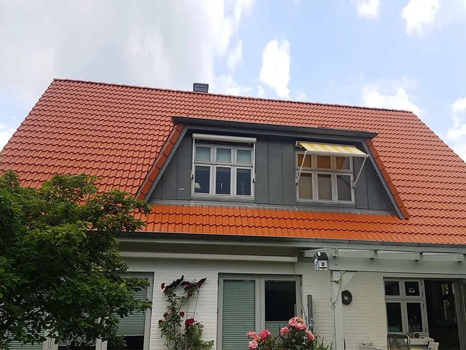 Dachpfannen nach Reinigung und Beschichtung