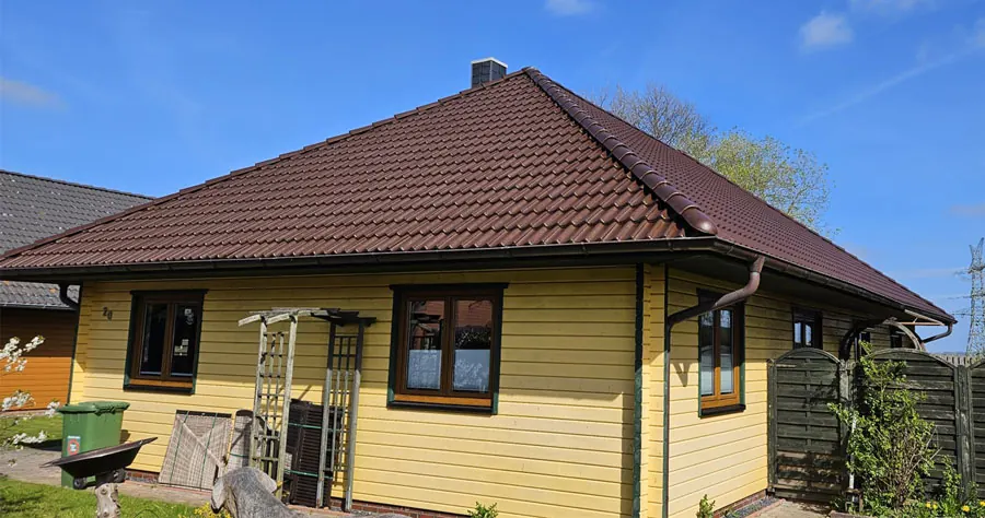 Dach eines Wohnhauses nach der Beschichtung