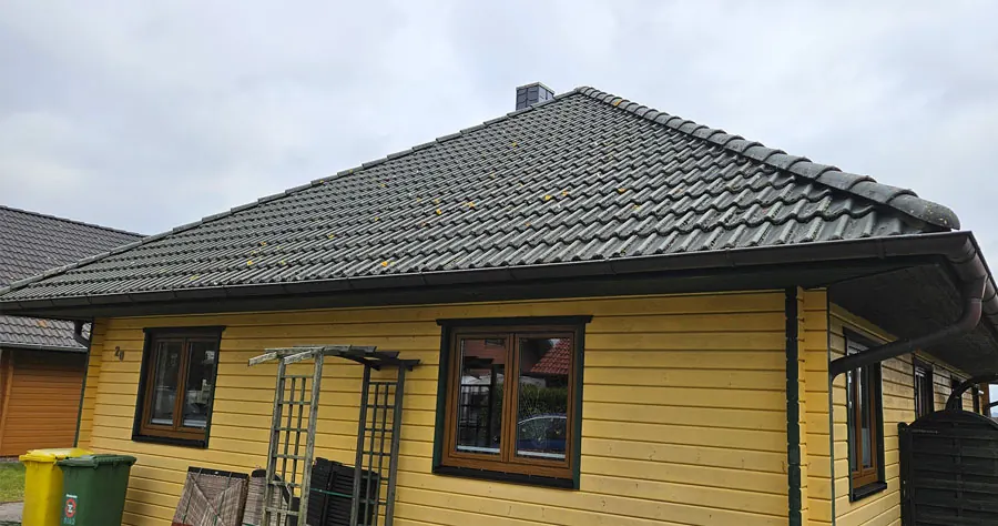 Dach eines Wohnhauses vor der Beschichtung