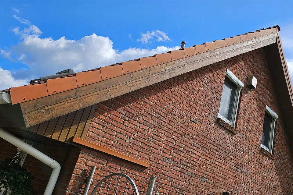 Dachbeschichtung an einem Wohnhaus