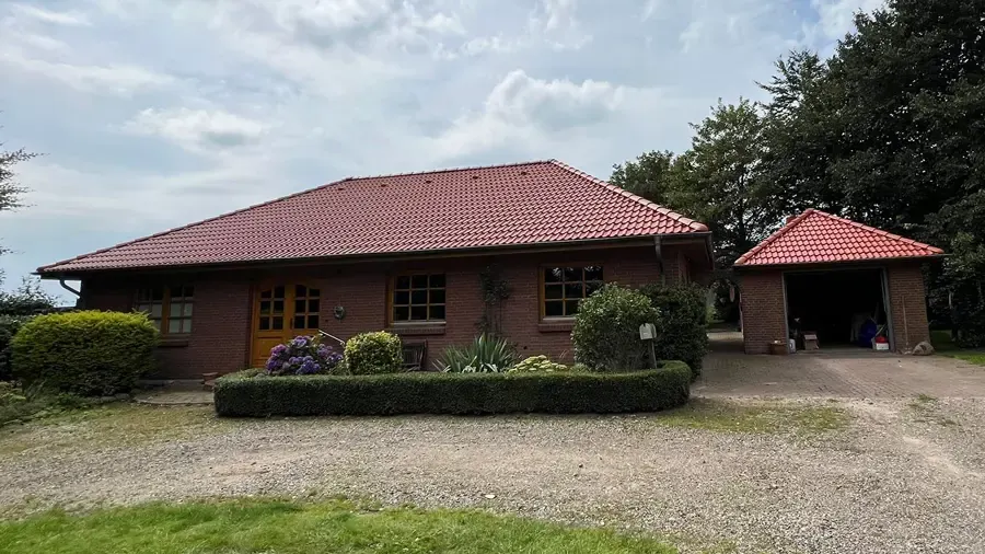 Wohnhaus nach der Dachbeschichtung