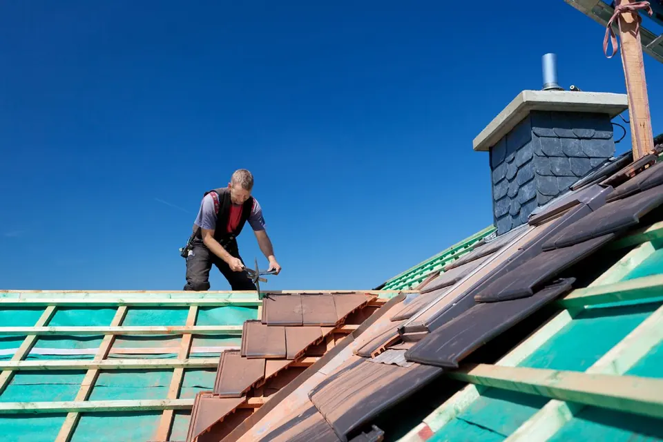 Dachdecker bei der Neueindeckung eines Daches in Husum