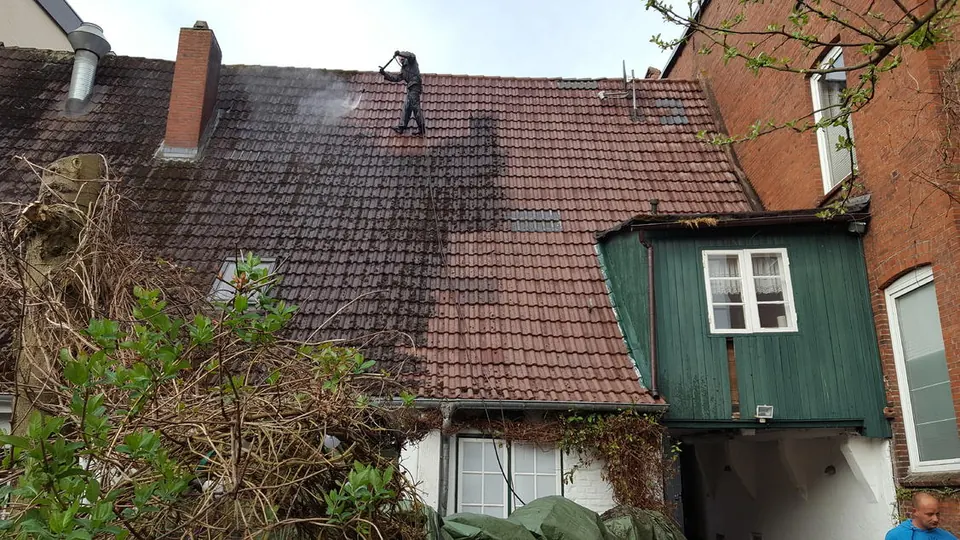 Dachreinigung am Dragseth’s Gasthof in Husum